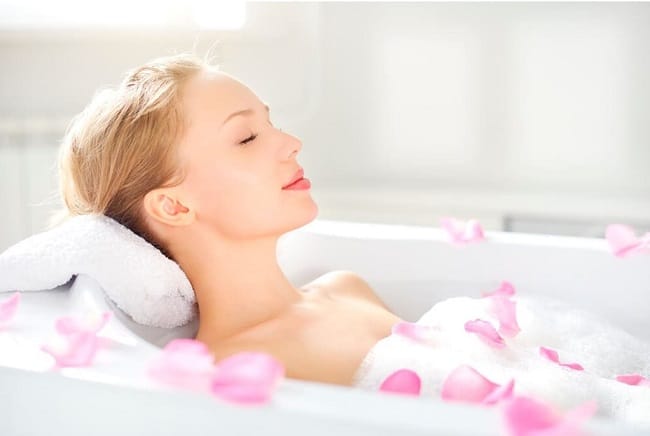 Prendre un bain relaxant avec des sels de la mer morte