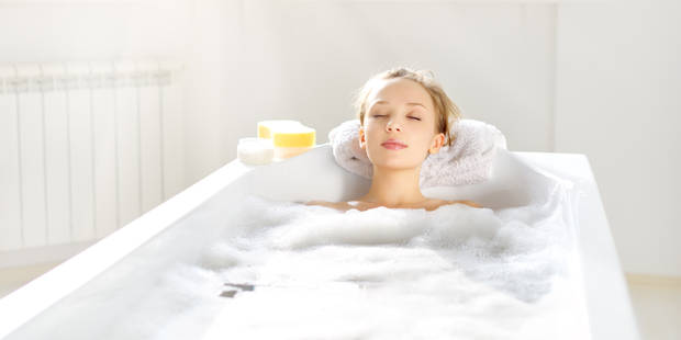 Femme qui prend un bain avec des sels